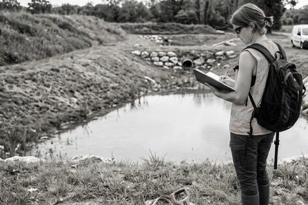 Relevé de terrain au bord d'un bassin nouvellement aménagé